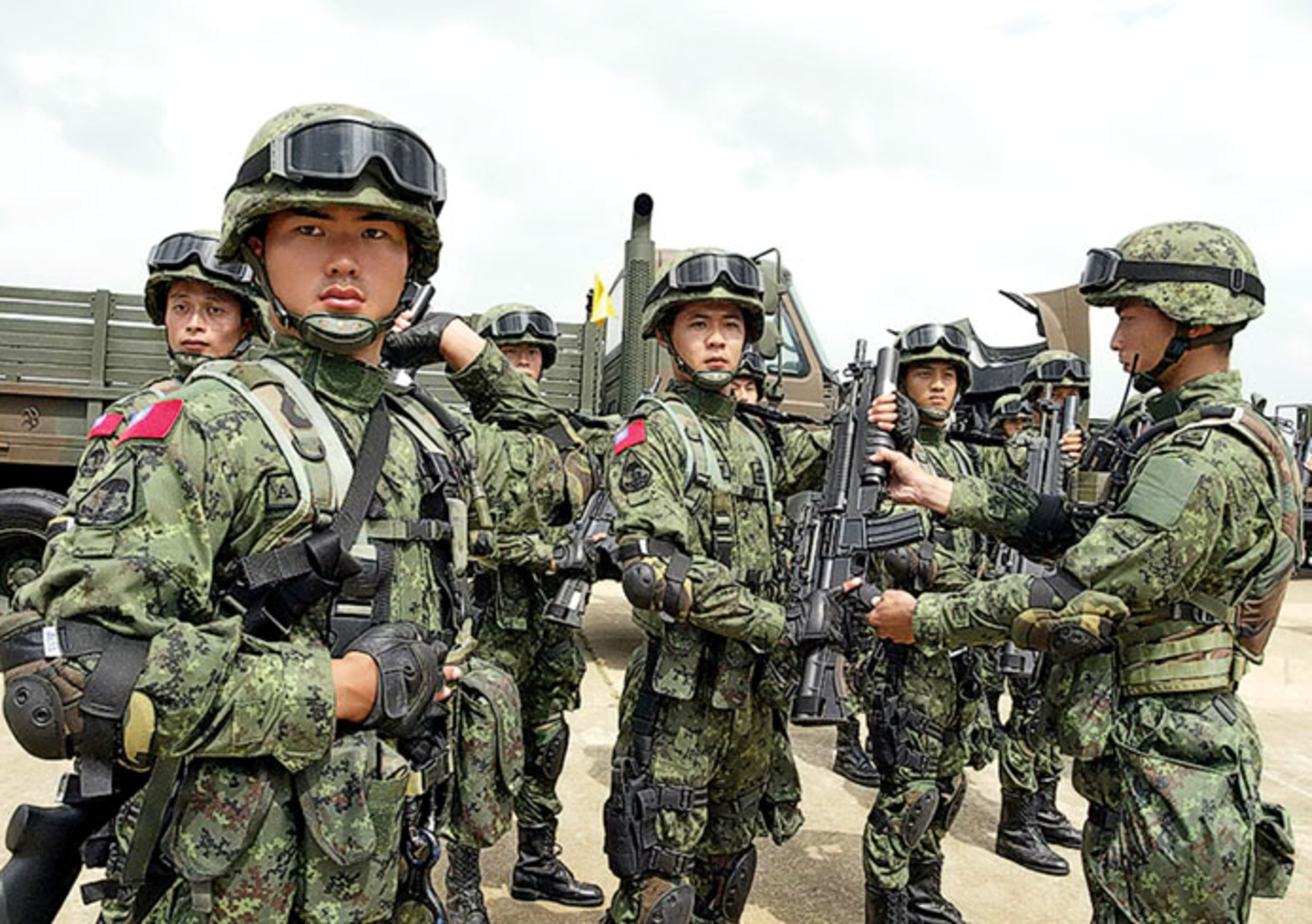 台军役期延长 两岸兵凶势危